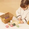 Cestino con alimenti da tagliare in legno