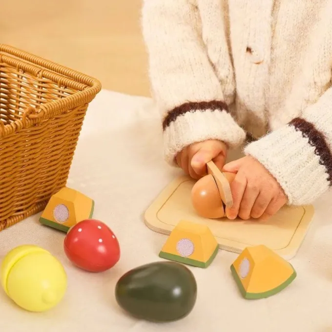 Cestino con alimenti da tagliare in legno