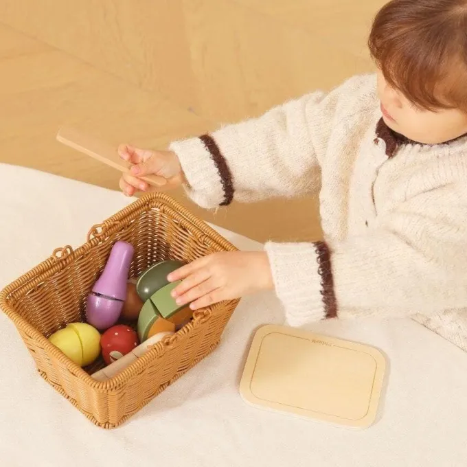 Cestino con alimenti da tagliare in legno