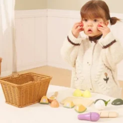 Cestino con alimenti da tagliare in legno
