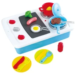 Cucina con fuochi e piastra con accessori
