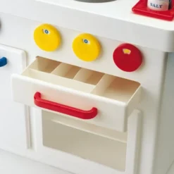 Cucina dei piccoli con accessori