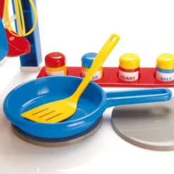 Cucina dei piccoli con accessori