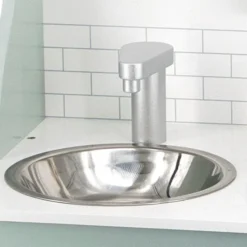 Cucina in legno con accessori