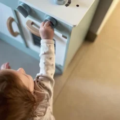 Cucina in legno con accessori