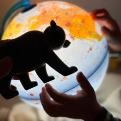 Mappamondo con animali e monumenti