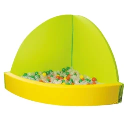 Piscina angolo di bosco con palline