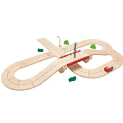 Pista in legno con cavalcavia