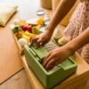 Set cassa del negozio con cestino e alimenti
