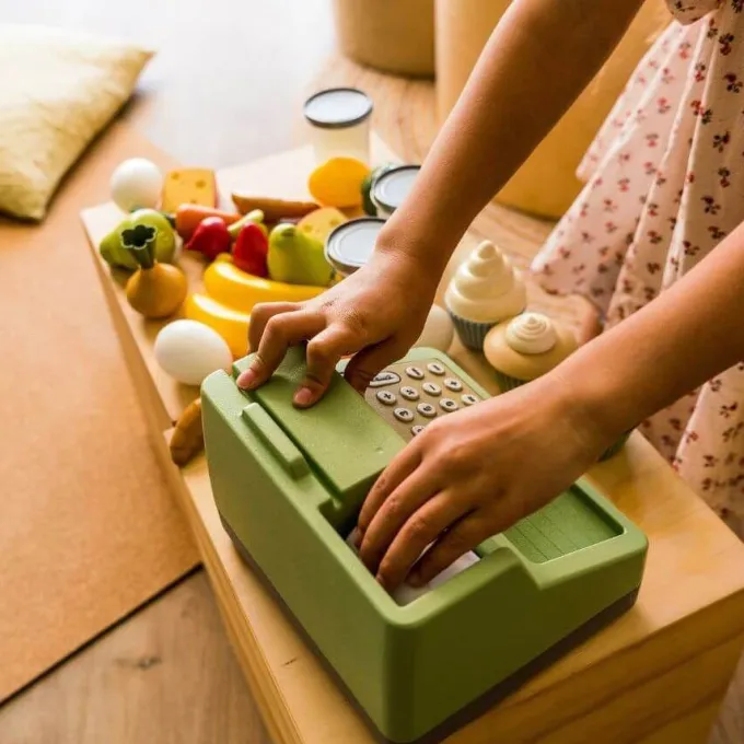 Set cassa del negozio con cestino e alimenti