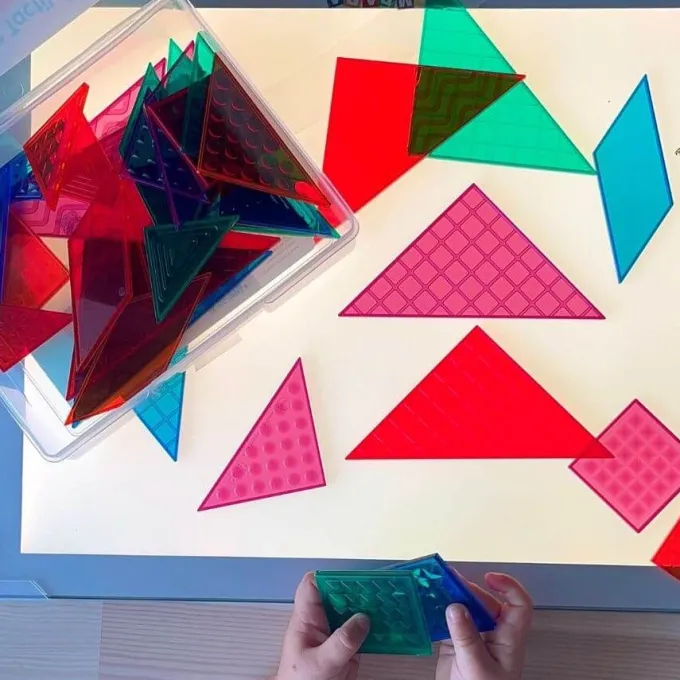 Tangram sensoriale traslucida