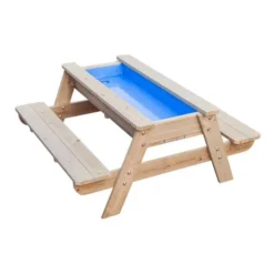 Tavolo acqua e sabbia con panche