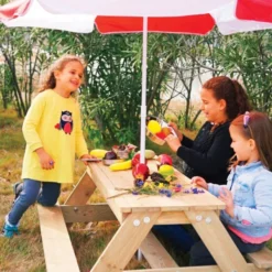 Tavolo con panche e ombrellone